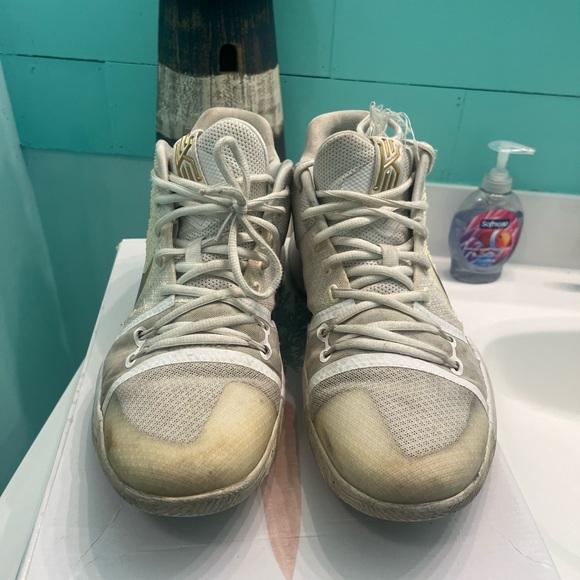 Kyrie 3 - Picture 2 of 5